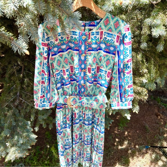 Vintage 1980s Abstract Print Pleated Dress With Matching Belt And Shoulder Pads - Picture 2 of 12